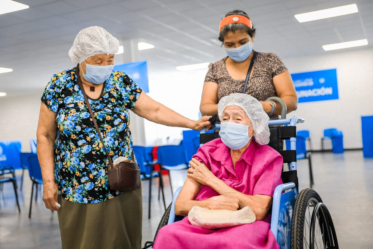 Doña Josefina, y su amiga Sara, llegaron juntas a inmunizarse del COVID19 al Megacentro de Vacunación dona-josefina-y-su-amiga-sara-llegaron-juntas-a-inmunizarse-del-covid19-al-megacentro-de-vacunacion